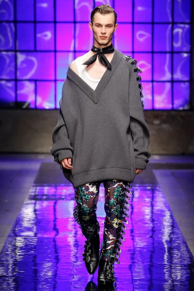 Look 16